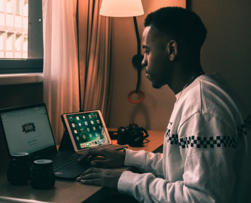ragazzo che guarda corso online