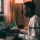 ragazzo che guarda corso online