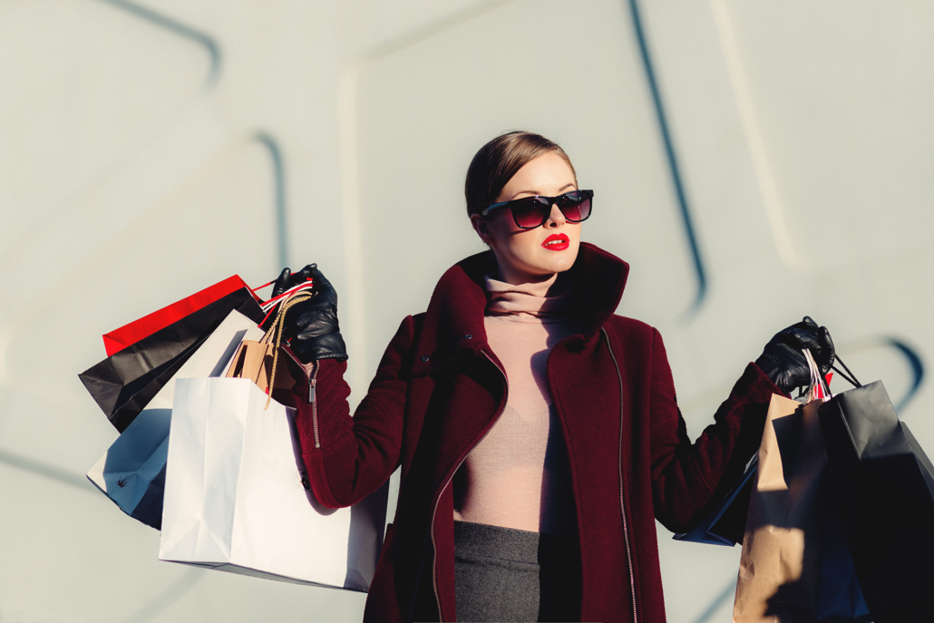 ragazza con borse shopping